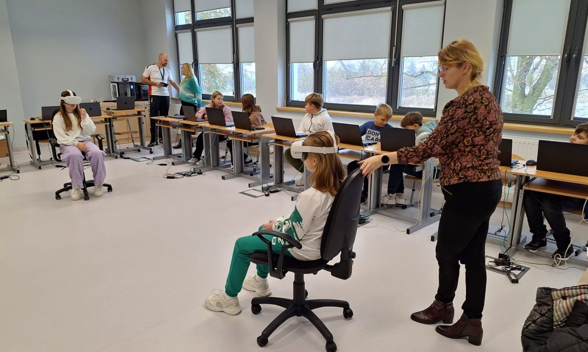 Miniaturka artykułu Lekcje z goglami VR w szkole w Serbach