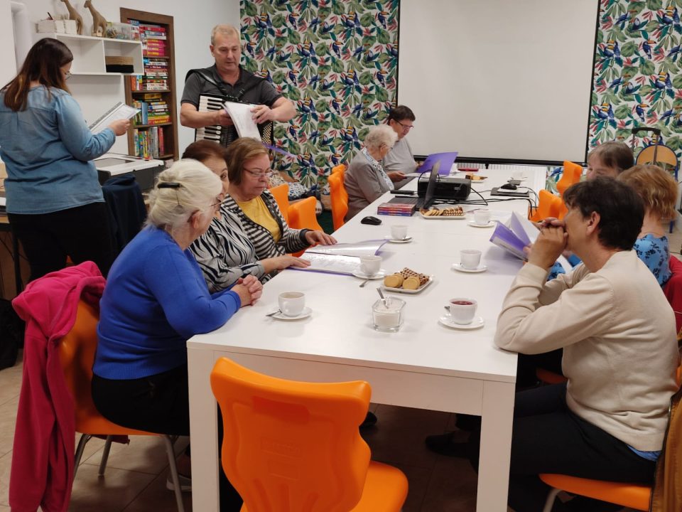Miniaturka artykułu Wtorek Seniorek z gawędą i karaoke (20.05)