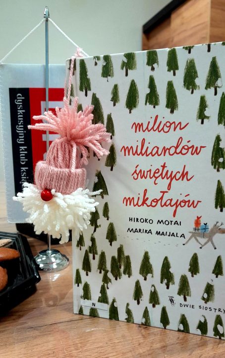 Miniaturka artykułu Moliki i milion miliardów Świętych Mikołajów (4.12)