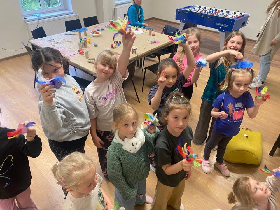 Miniaturka artykułu Piknik z książką pod dachem biblioteki! – 7.05